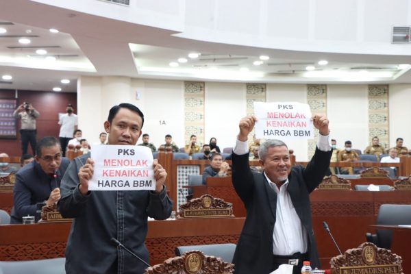 Fraksi PKS Kompak Angkat Poster Tolak Kenaikan BBM Saat Rapat Paripurna